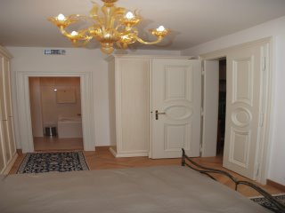 Pronájem luxusně zařízeného bytu 3+kk,92m2 s balkonem, Italská, Praha 2
