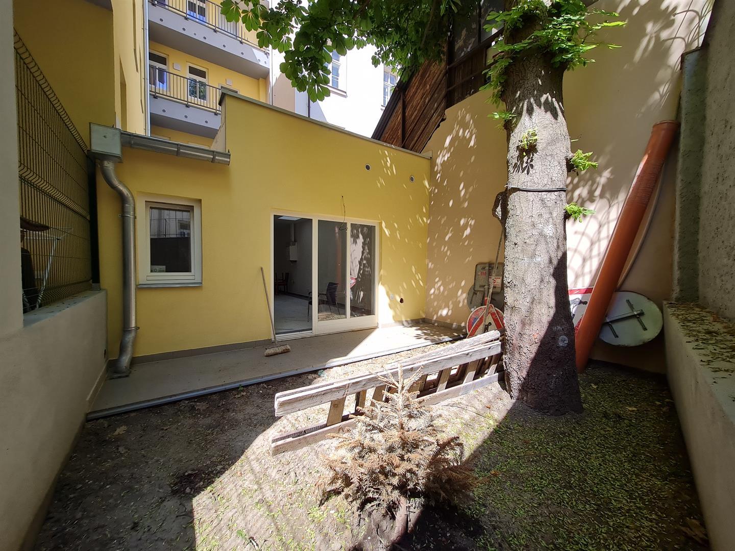 Sale of non-residential space 74 m2 on the ground floor with access to the garden in Prague 5