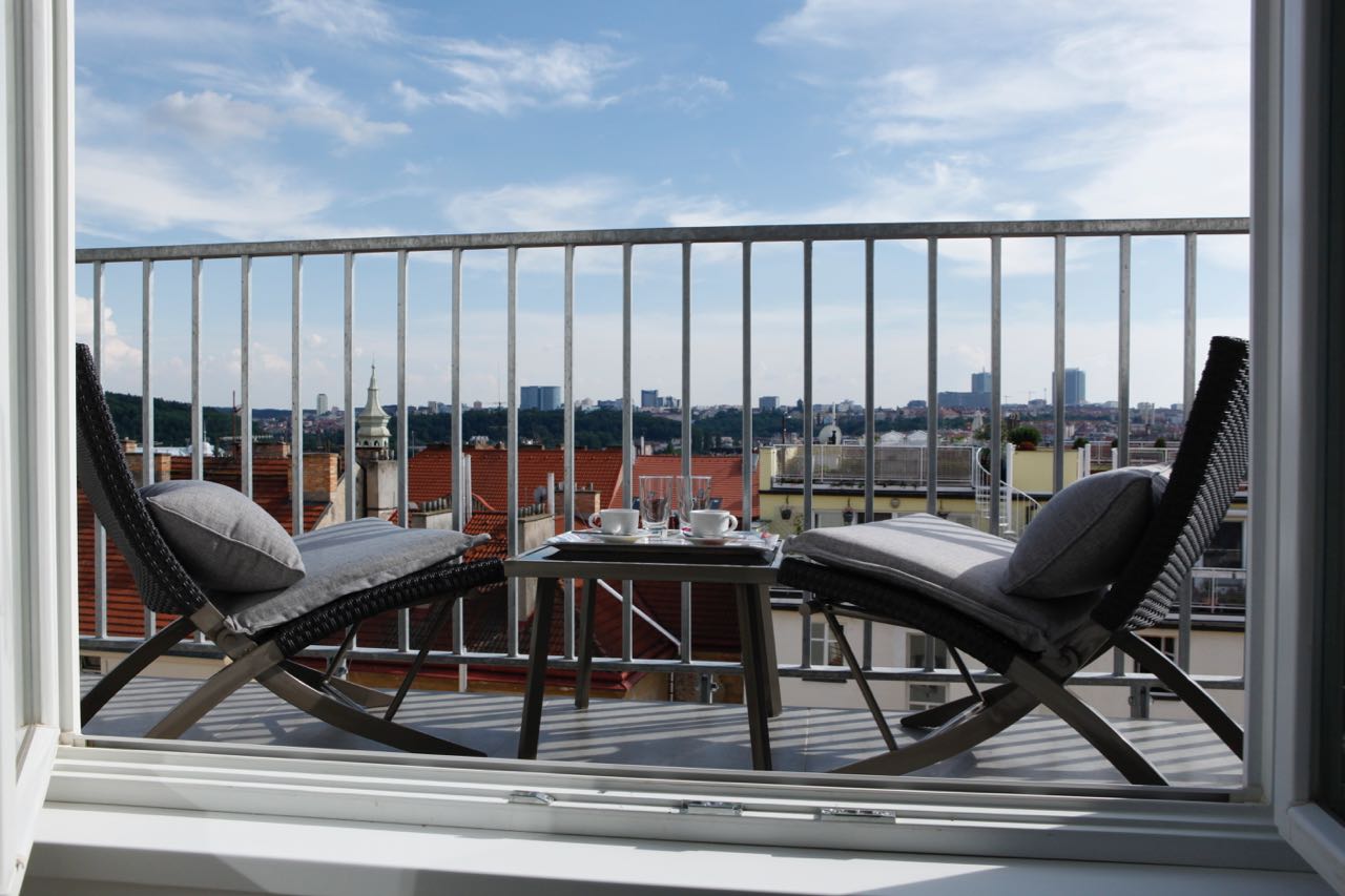 Prodej nadstandardního bytu 1+kk s terasou  s panoramatickým výhledem, výtahem a sklepem, Praha 10