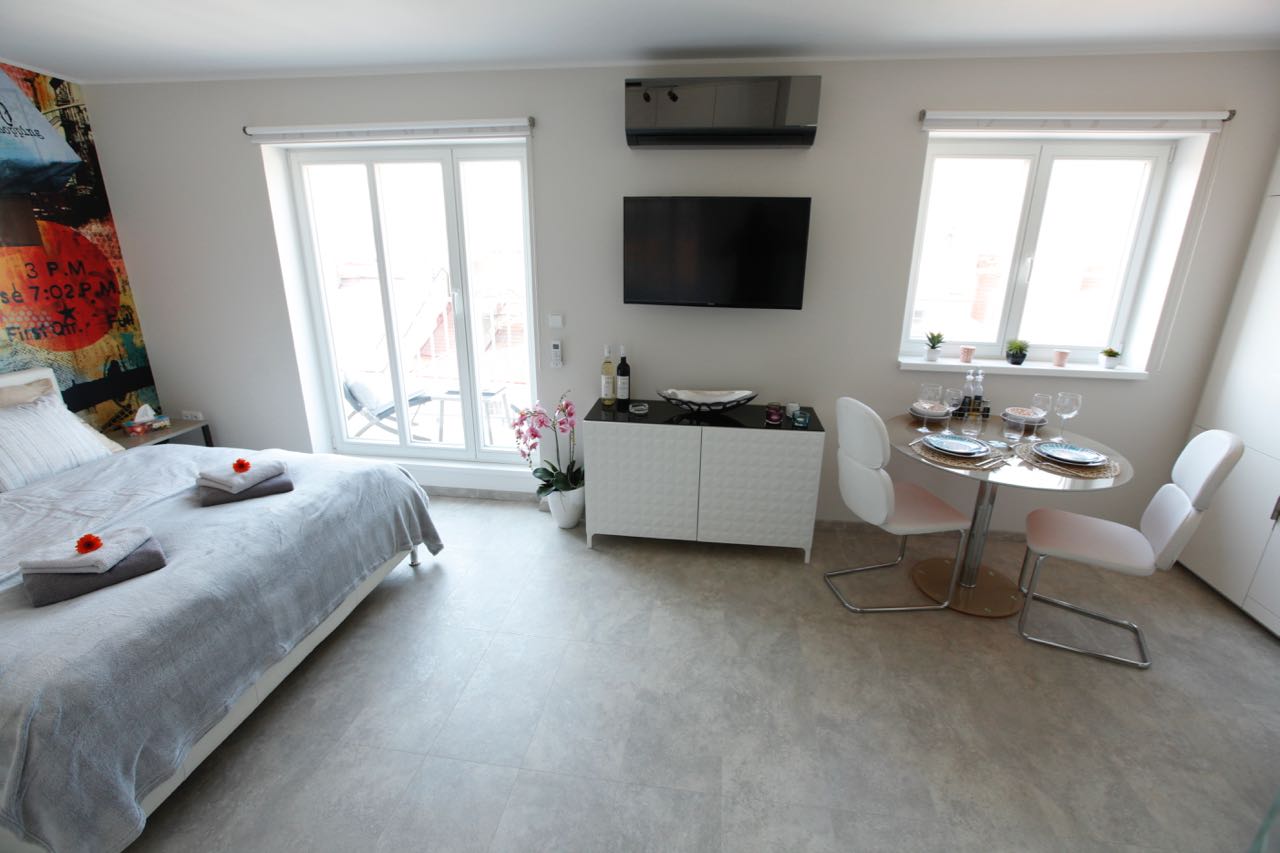 Prodej nadstandardního bytu 1+kk s terasou  s panoramatickým výhledem, výtahem a sklepem, Praha 10