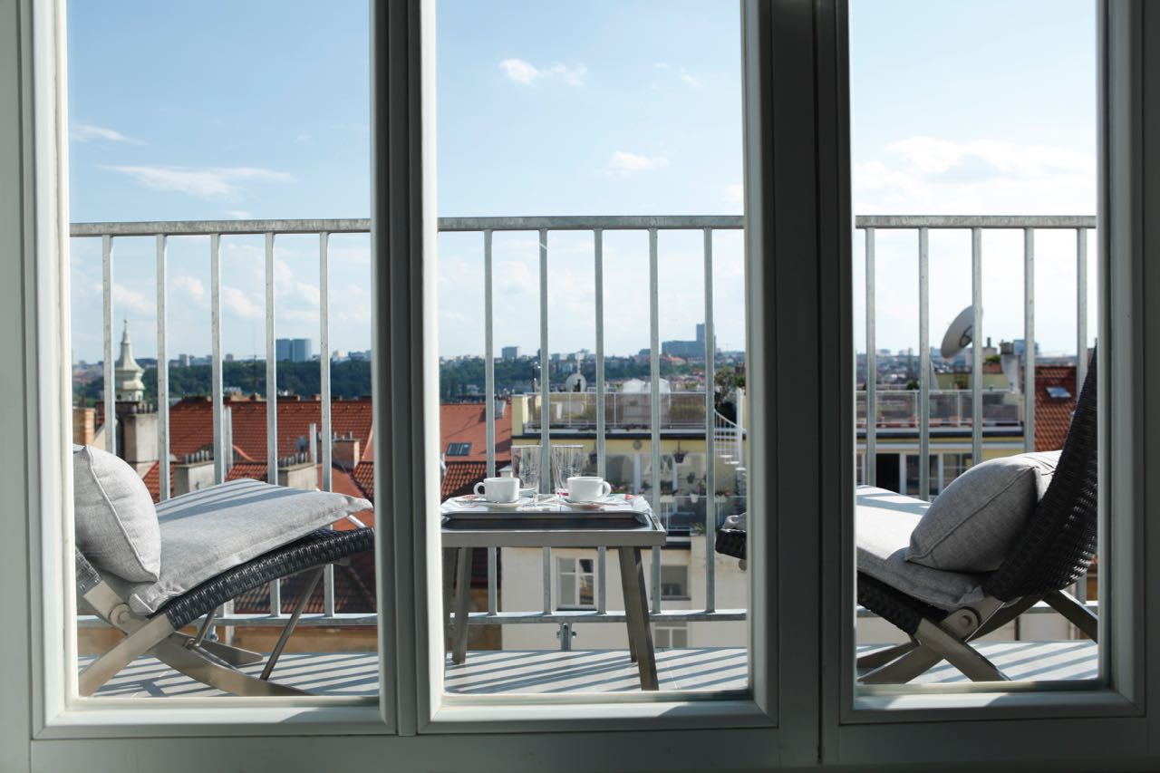 Prodej nadstandardního bytu 1+kk s terasou  s panoramatickým výhledem, výtahem a sklepem, Praha 10