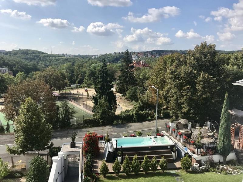 Offriamo esclusivamente in vendita una villa di lusso a Praga 5, vicino a Hřebenka