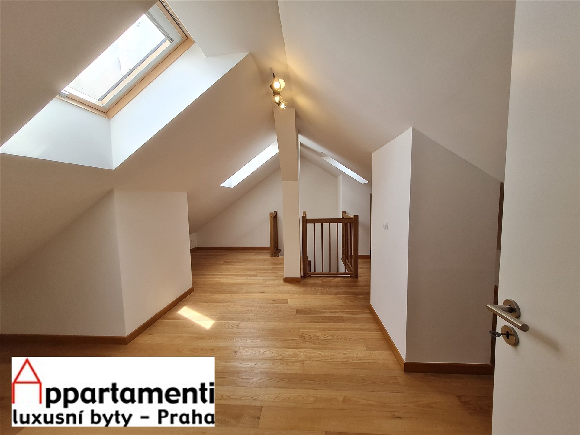Prodej  podkrovního mezonetového bytu 5+kk, 142m2 na Vinohradech, Praha 2