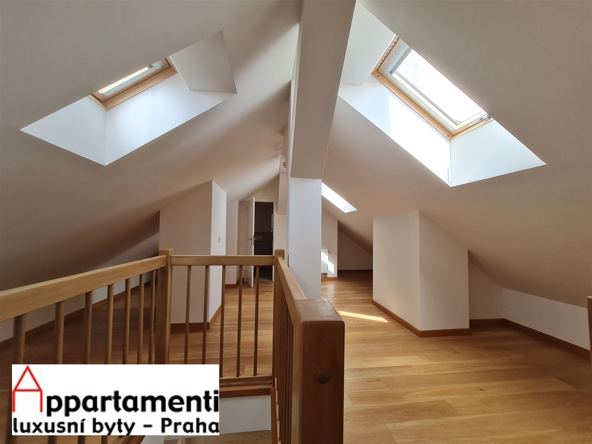 Prodej  podkrovního mezonetového bytu 5+kk, 142m2 na Vinohradech, Praha 2