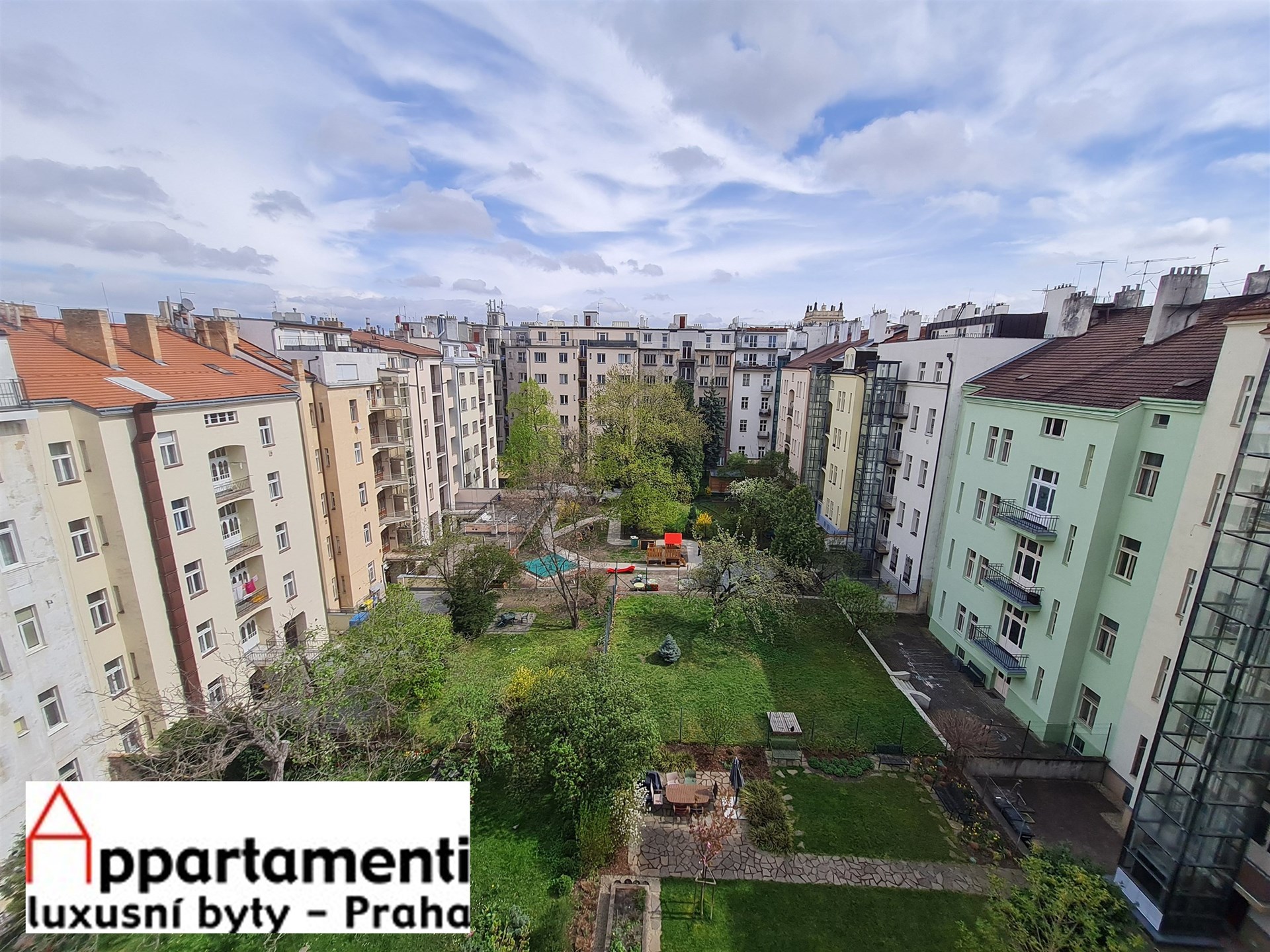 Prodej  podkrovního mezonetového bytu 5+kk, 142m2 na Vinohradech, Praha 2