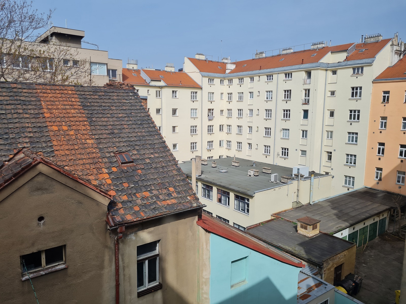 Na prodej dva ČD propojené dvorem na Praze 7, Holešovice