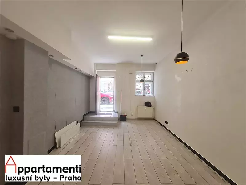 Locale commerciale in affitto, 66 m2 con ingresso su strada a Vinohrady, Praga 2.