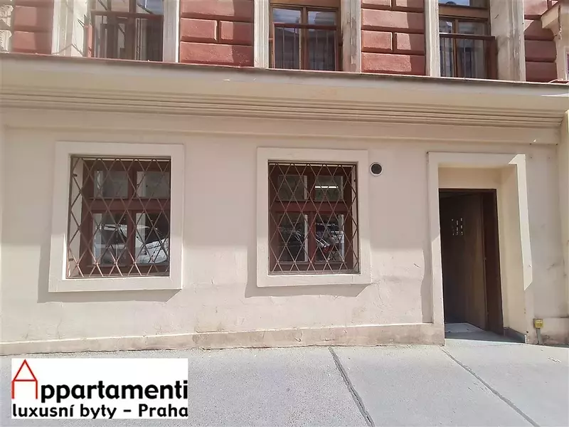 Locale commerciale in affitto, 66 m2 con ingresso su strada a Vinohrady, Praga 2.