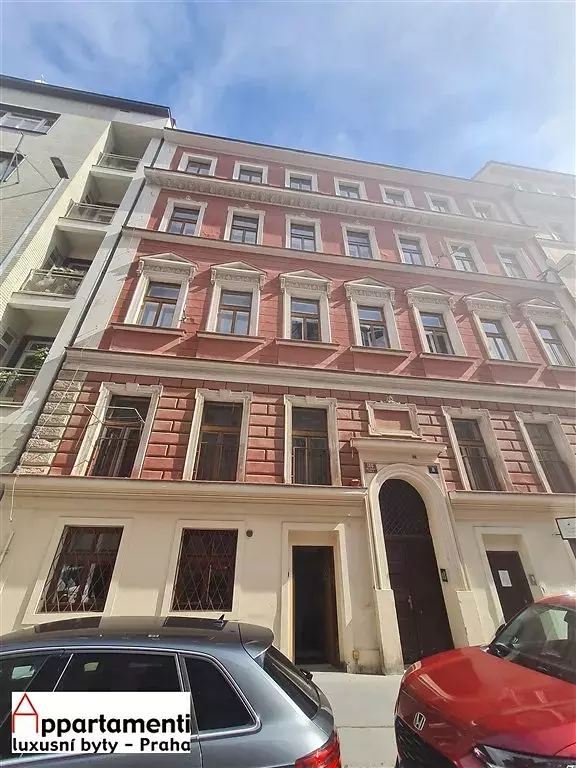 Locale commerciale in affitto, 66 m2 con ingresso su strada a Vinohrady, Praga 2.
