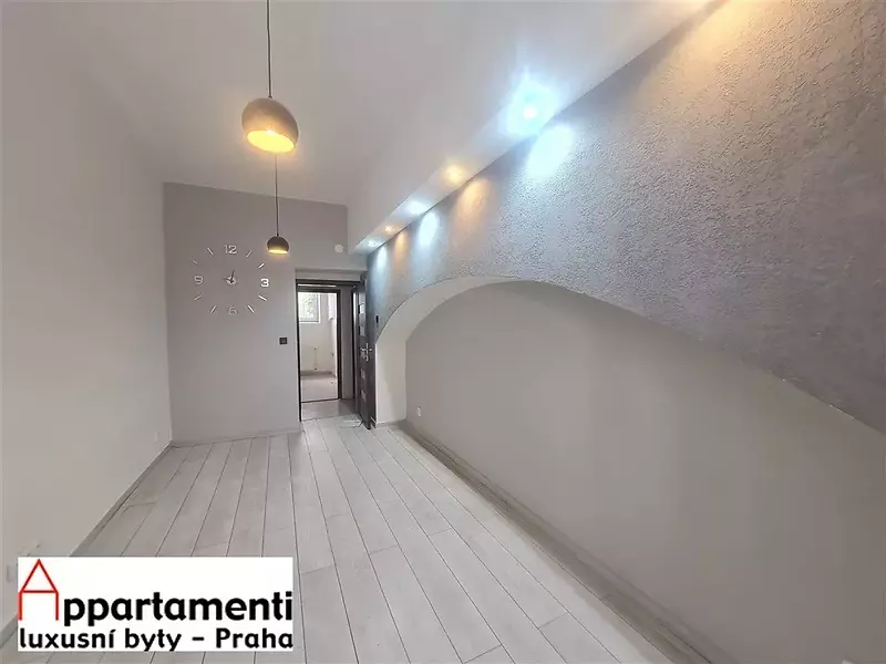 Locale commerciale in affitto, 66 m2 con ingresso su strada a Vinohrady, Praga 2.