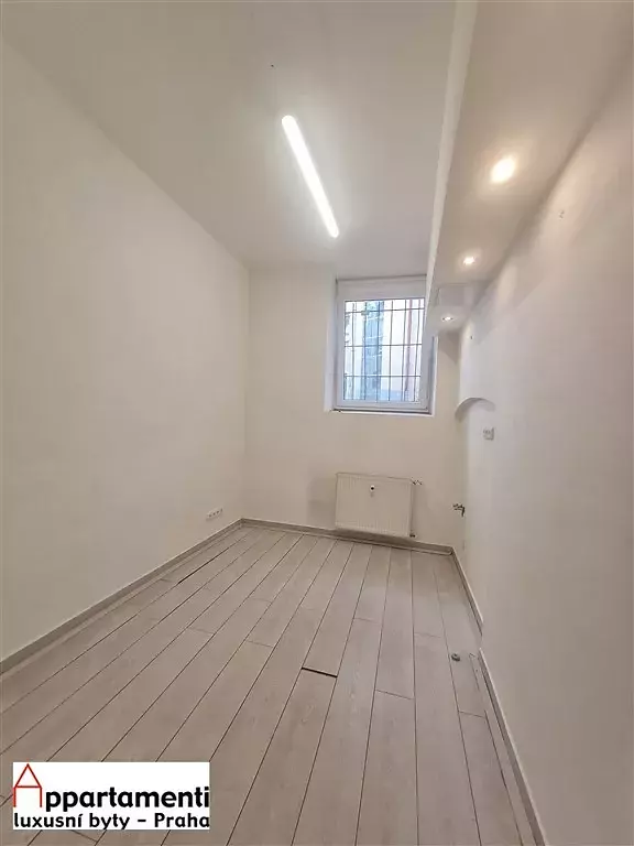 Locale commerciale in affitto, 66 m2 con ingresso su strada a Vinohrady, Praga 2.