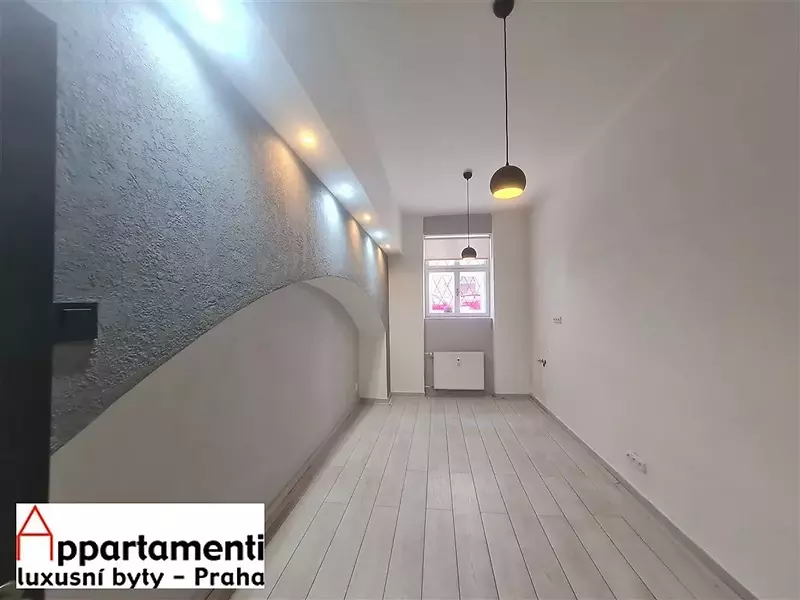 Locale commerciale in affitto, 66 m2 con ingresso su strada a Vinohrady, Praga 2.