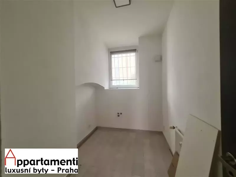 Locale commerciale in affitto, 66 m2 con ingresso su strada a Vinohrady, Praga 2.