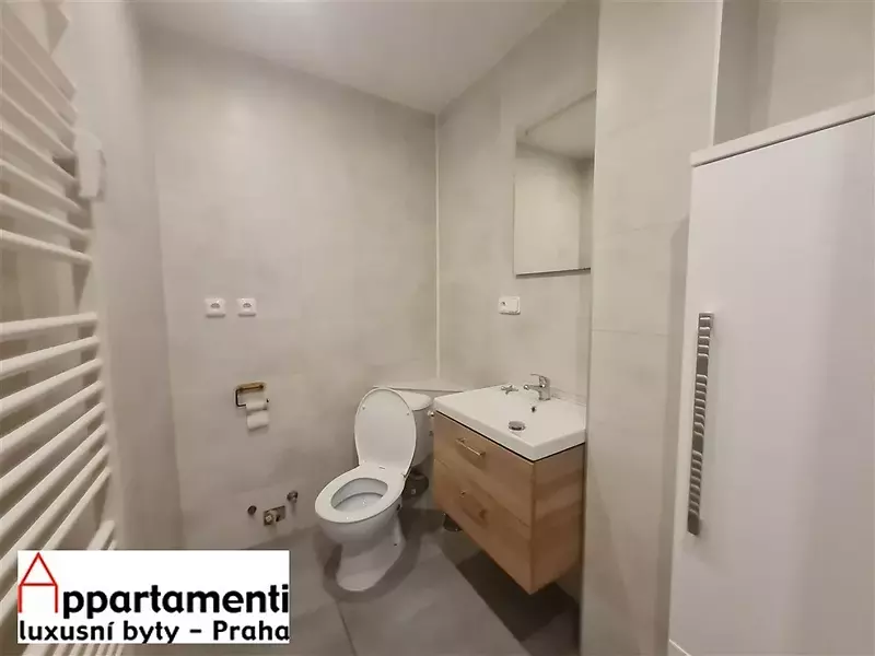 Locale commerciale in affitto, 66 m2 con ingresso su strada a Vinohrady, Praga 2.