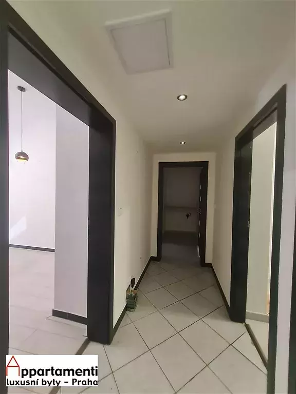 Locale commerciale in affitto, 66 m2 con ingresso su strada a Vinohrady, Praga 2.