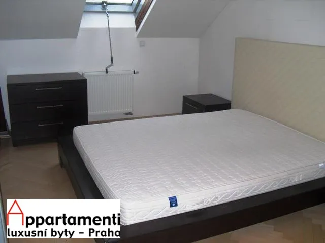 mezonet o rozloze 185m2 s terasou 38m2 výhledem na Hrad, Petřín na Malé Straně 