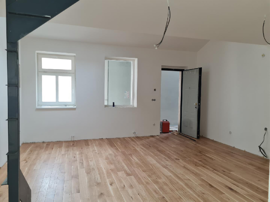 Vendesi appartamento trilocale 90mq piu cantina 5m2 a Praga 5, Smíchov