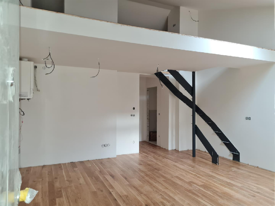 Vendesi appartamento trilocale 90mq piu cantina 5m2 a Praga 5, Smíchov