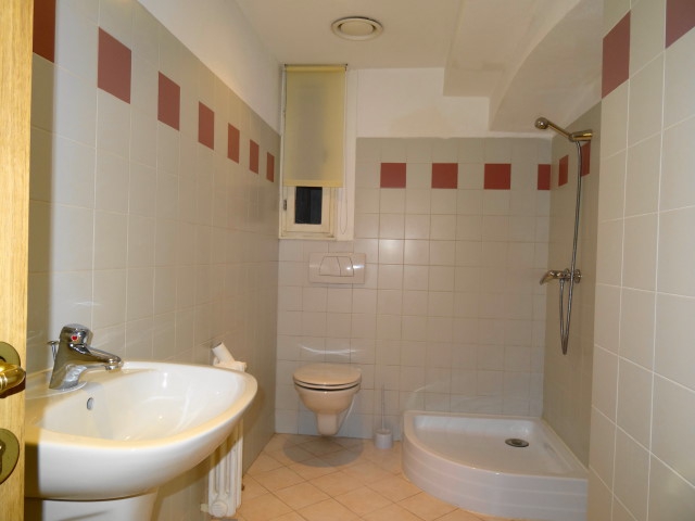 Vendesi uffici 4 stanze cucina 2x bagni 103mq a Vinohrady , Praga 2