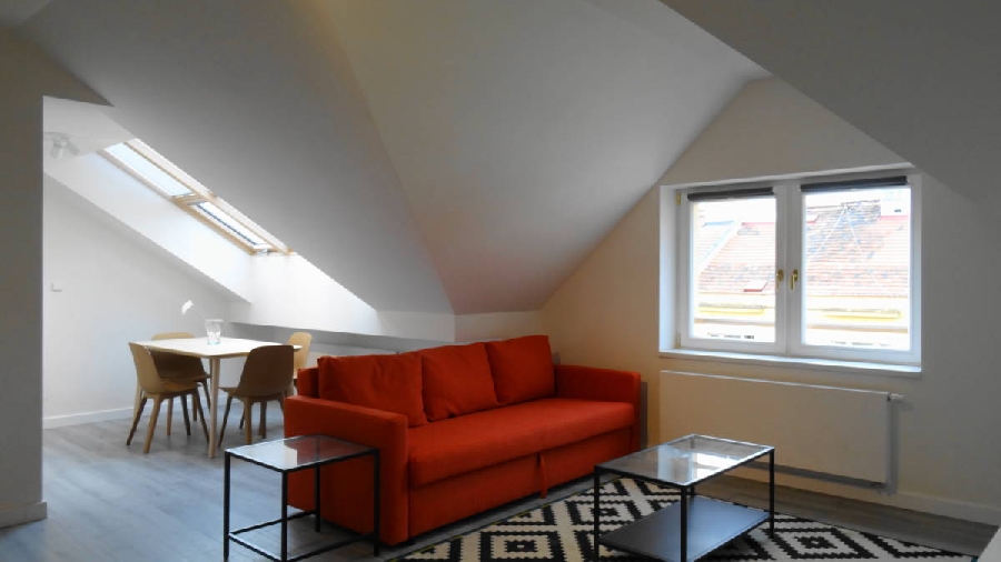 Pronájem podkrovního luxusně zařízeného bytu 2+kk,73m2 na Vinohradech