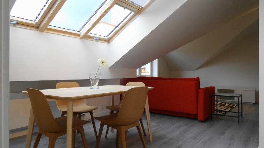 Pronájem podkrovního luxusně zařízeného bytu 2+kk,73m2 na Vinohradech