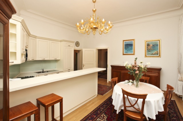 Prodej luxusního residenčního  bytu 3+1 s balkonem,113m2 na Starém Městě, Truhlářská ul.