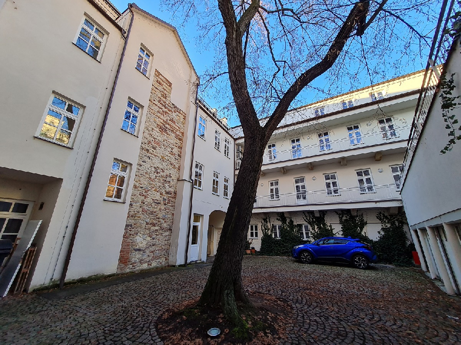 Na prodej kompletně zrekonstruovaný a zařízený činžovní dům s parkingem, Praha 2 