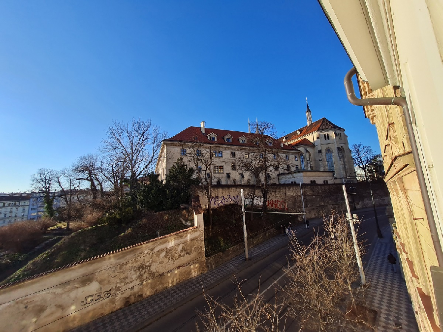 Na prodej kompletně zrekonstruovaný a zařízený činžovní dům s parkingem, Praha 2 