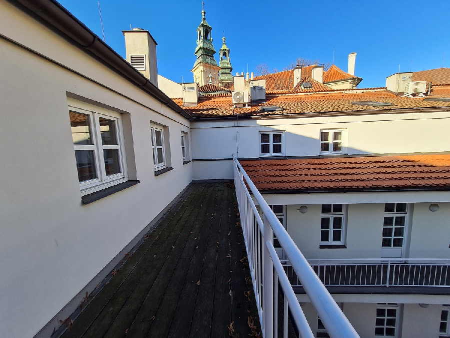Na prodej kompletně zrekonstruovaný a zařízený činžovní dům s parkingem, Praha 2 