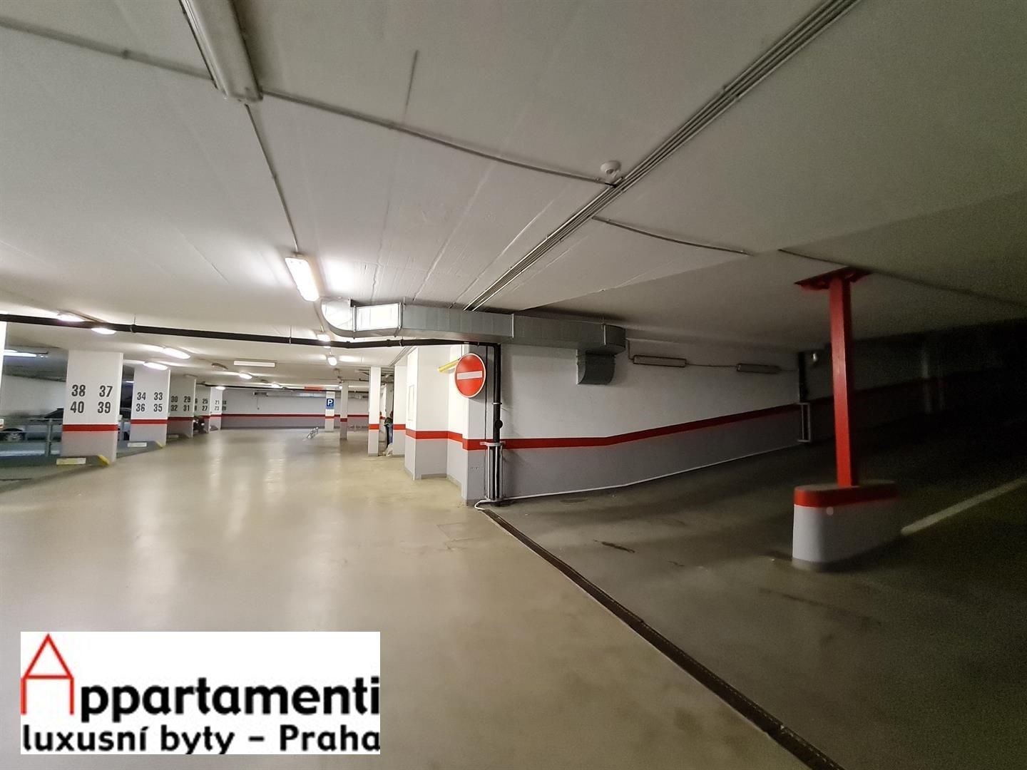 Pronájem garážového zakladače na Smíchově