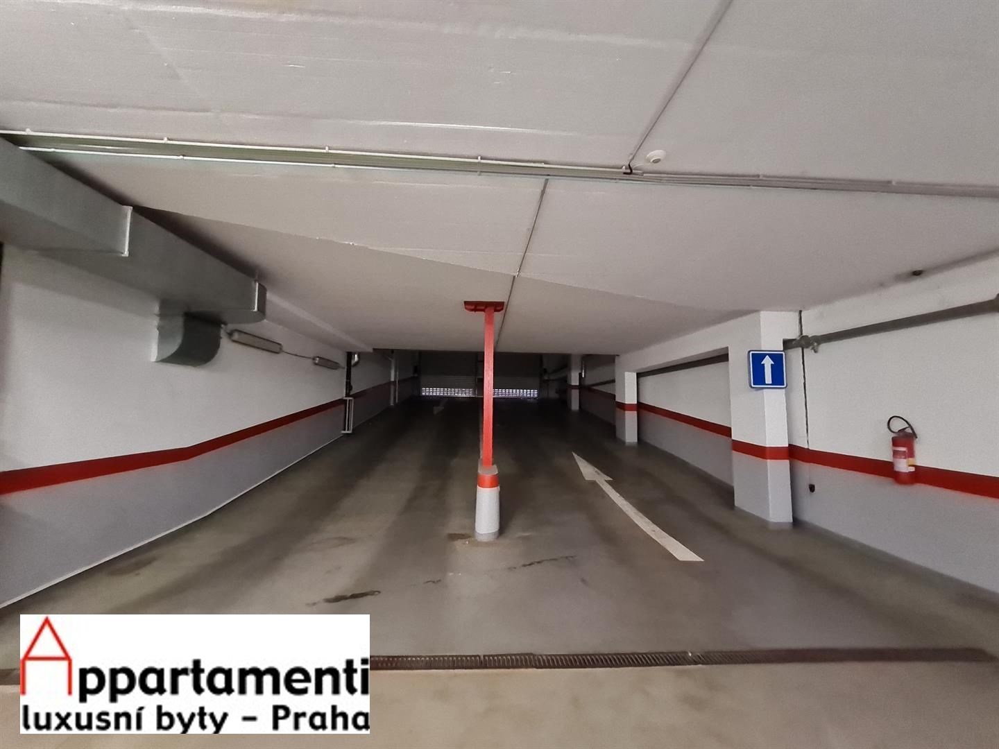 Pronájem garážového zakladače na Smíchově